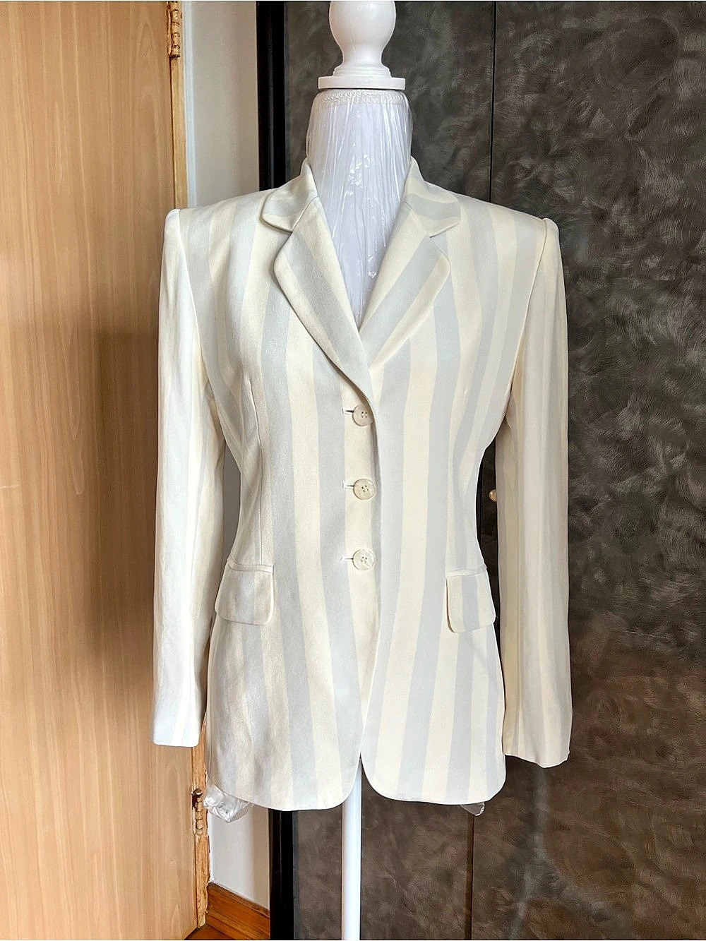 Jones New York Silk  Striped Blazer in White & Blue Size 2p Like New